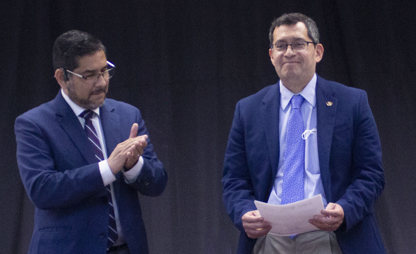 El Dr. Alejandro Díaz Méndez entrega el nombramiento como director general al Dr. Rafael Herrera Guzmán