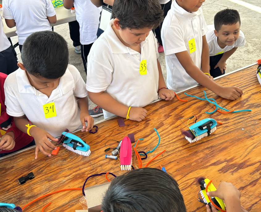 Actividad mi primer robot en el marco del convenio CIMAT-SEG Círculos de Conocimiento julio 2024